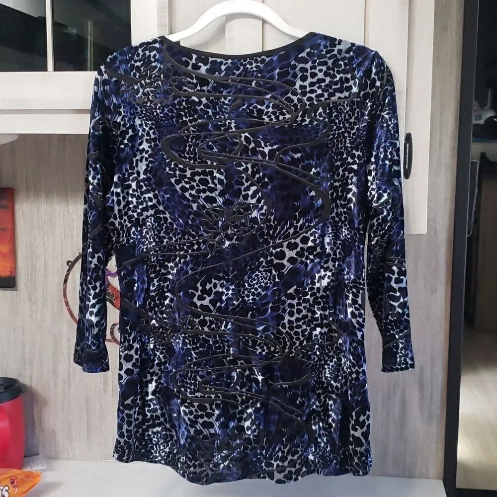 Lovely Dressbarn Velvety Animal Print Top Sz L - Picture 2 of 6